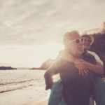 Pensionati in giro per il mondo: l’importanza dell’assicurazione viaggio