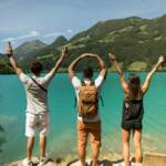 Come risparmiare viaggiando ad agosto: trucchi per evitare i costi (e i rischi) dell’alta stagione