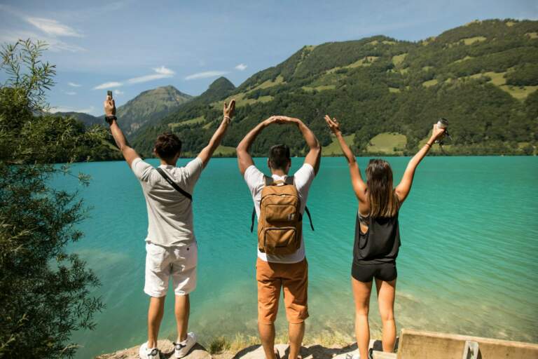 Come risparmiare viaggiando ad agosto: trucchi per evitare i costi (e i rischi) dell’alta stagione